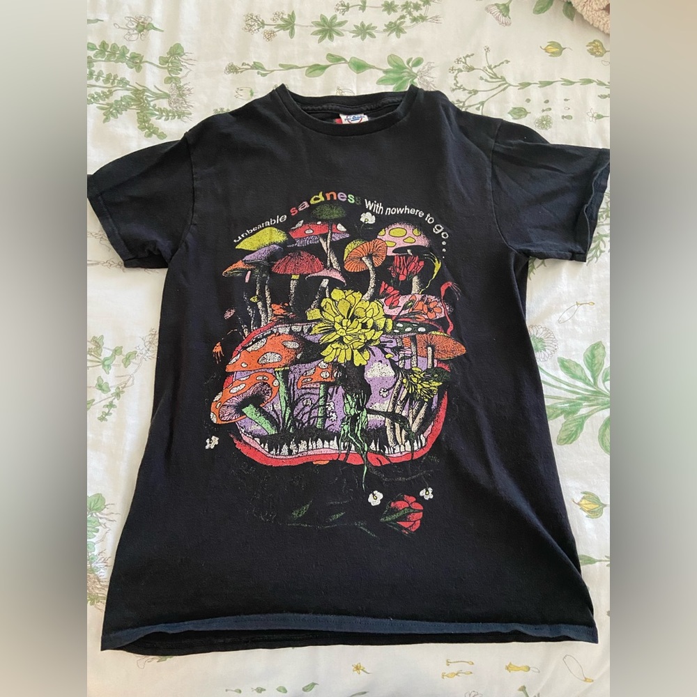 TEEN HEARTS trippy graphic tee size small